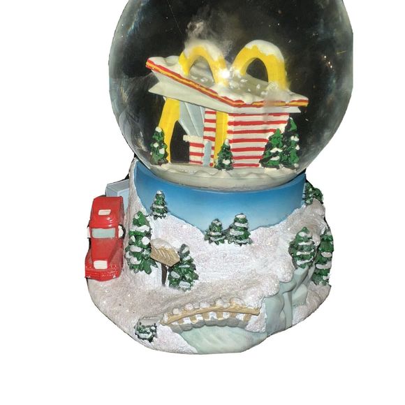 VERY RARE and UNIQUE 2006 MCDONALD'S CHRISTMAS SNOW GLOBE With VERY BIGMAC TRUCK - Picture 3 of 6